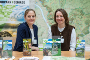 Paulina Burbaum und Hannah Gaide vom Naturpark Siebengebirge