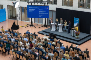 Überblick über Atrium Umweltministerium Düsseldorf mit Blick auf Bühne und Teilnehmende