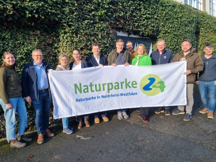 Geschäftsführende der Naturparke halten Banner von Naturparke 24 hoch Geschäftsführende der Naturparke halten Banner von Naturparke 24 hoch