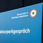 Roll-Up mit dem Titel "Naturparkgespräch" und dem Logo der Naturparke NRW