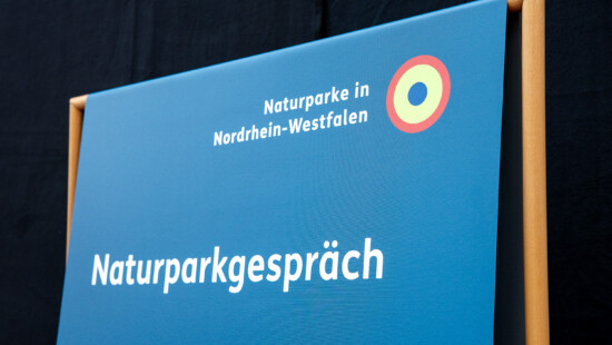 Roll-Up mit dem Titel "Naturparkgespräch" und dem Logo der Naturparke NRW