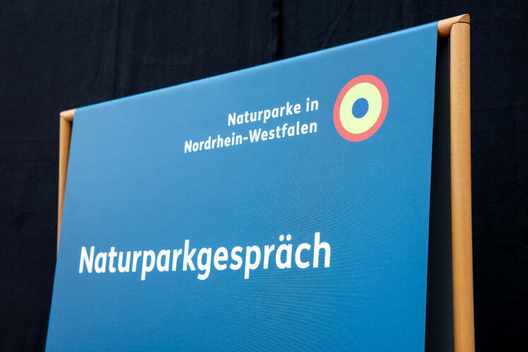 Roll-Up mit dem Titel "Naturparkgespräch" und dem Logo der Naturparke NRW Roll-Up mit dem Titel "Naturparkgespräch" und dem Logo der Naturparke NRW