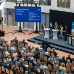 Überblick über Atrium Umweltministerium Düsseldorf mit Blick auf Bühne und Teilnehmende