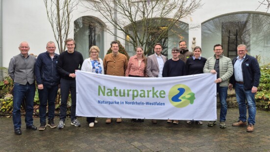 Die Geschäftsführenden der Naturparke in NRW mit Naturparke24-Banner