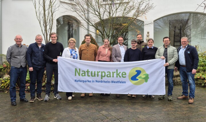 Die Geschäftsführenden der Naturparke in NRW mit Naturparke24-Banner