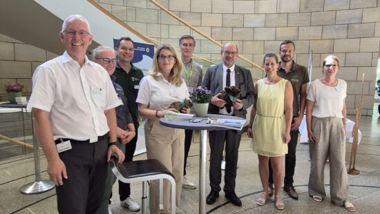 Vizepräsident Rainer Schmeltzer heißt die Naturparke im Landtag willkommen