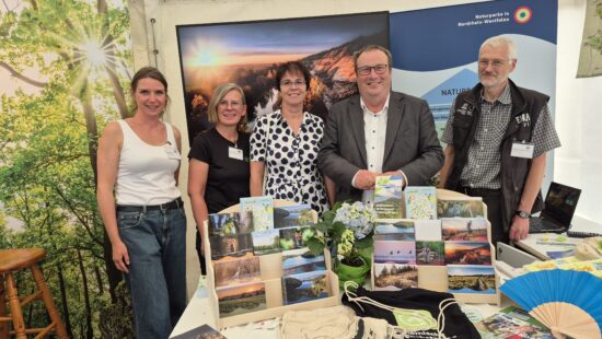 Umwelt- und Verkehrsminister Oliver Krischer besuchte den Stand der Naturparke gemeinsam mit der Präsidentin des Landesamt für Natur, Umwelt und Klima, Elke Reichert