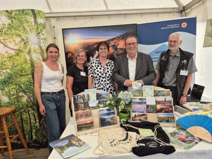 Umwelt- und Verkehrsminister Oliver Krischer besuchte den Stand der Naturparke gemeinsam mit der Präsidentin des Landesamt für Natur, Umwelt und Klima, Elke Reichert