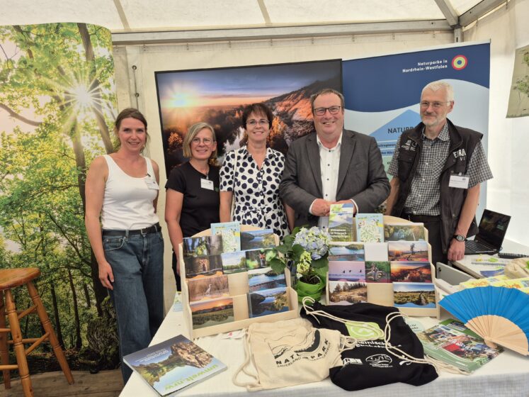 Umwelt- und Verkehrsminister Oliver Krischer besuchte den Stand der Naturparke gemeinsam mit der Präsidentin des Landesamt für Natur, Umwelt und Klima, Elke Reichert